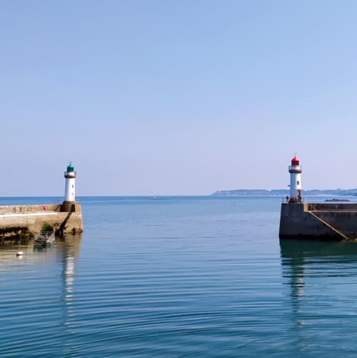 Les phares à l'entrée du Port de Palais - Bienvenue à Belle île en mer - les maisons de Kerdavid'île 