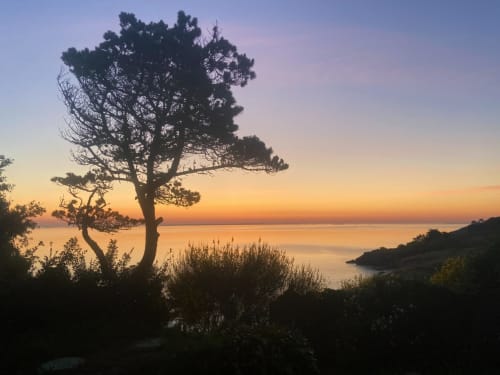 Lever de soleil sur la pointe de La Biche - Locmaria au Sud Est de belle île - location vacances les maisons de Kerdavid'île