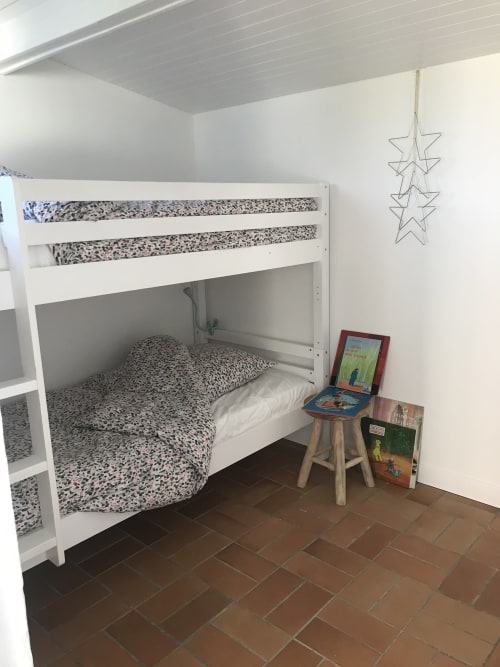 Lit superposé blanc avec literie patterned dans une chambre lumineuse aux Gîtes De L'odet, Clohars-Fouesnant
