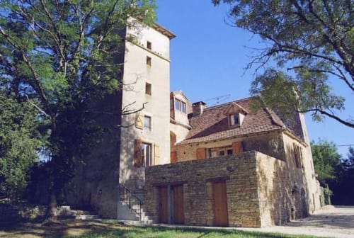Tour médiévale en pierre et cottage au gîte Vue Sur Gindou à Gindou, France, entourés de verdure