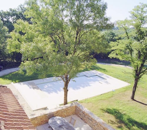 Terrasse piscine avec salon de détente entouré d'arbres, vue sur les jardins de la maison Vue Sur Gindou, Gindou France