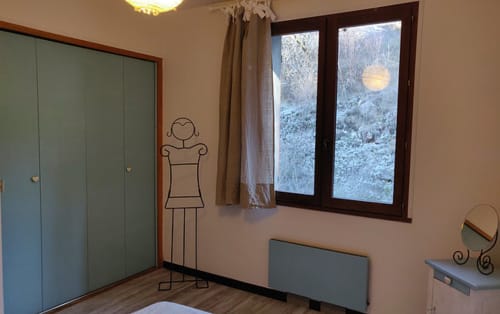 Chambre contemporaine de l'hôtel Marjori avec vue sur les montagnes, art minimaliste et radiateur chauffant