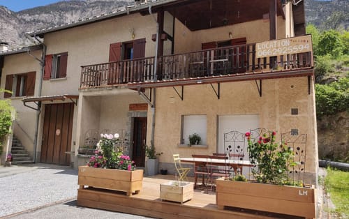 Appartement MarjoRI au Lauzet-Ubaye avec vue montagne, terrasse en bois et jardin fleuri