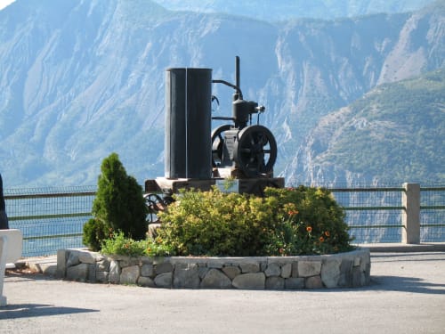 Monument historique de locomotive à vapeur surplombant une vallée alpine à l'hôtel Marjorl, Le Lauzet-Ubaye