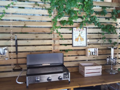 Outdoor grill setup at Château de Ré B&B in Le Petit Pressigny with wooden pallet wall and green ivy decoration