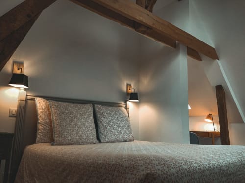 Chambre moderne avec poutres apparentes aux Chambres d'hôtes Saint Jean, Nogent le Rotrou. Lit à tête de lit motif