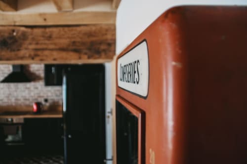 Ancien fourgon orange avec l'enseigne « Épicerie » aux Chambres d'hôtes Saint Jean à Nogent-le-Rotrou