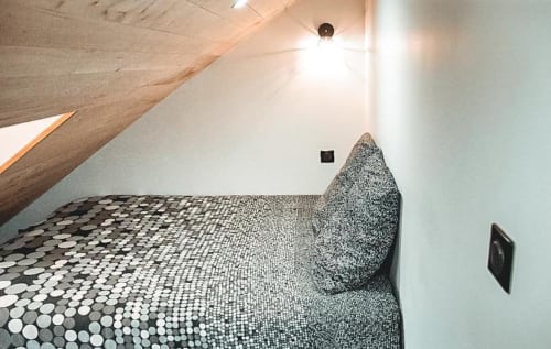Chambre cosy sous les toits aux Chambres d'hôtes Saint Jean, Nogent le Rotrou, avec literie à motifs et lucarne