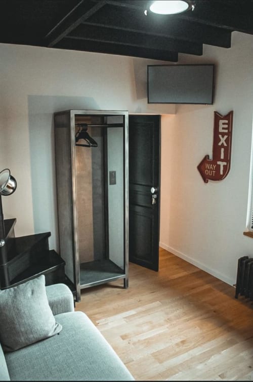 Chambre d'hôtes moderne à Nogent le Rotrou : douche vitrée, panneau sortie, parquet