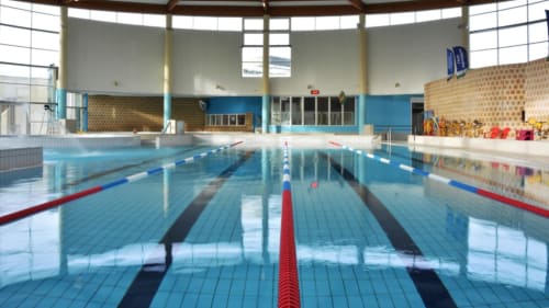 Piscine olympique intérieure avec couloirs délimités aux Chambres d'hôtes Saint Jean à Nogent le Rotrou