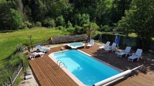 Piscine et jacuzzi, auberge de Barnas.