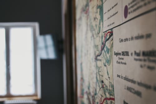 Carte encadrée et documents affichés au mur aux Chambres d'hôtes Saint Jean à Nogent le Rotrou