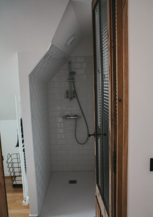Douche moderne dans la chambre Les Ormes aux Chambres d'hôtes Saint Jean, Nogent le Rotrou, avec carrelage gris et équipements noirs