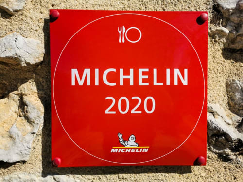Targa di riconoscimento Michelin 2020 su muro in pietra alle Terrasses Dorées, Châtillon Francia