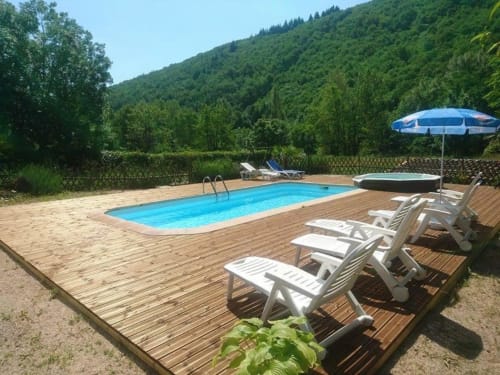 Piscine et jacuzzi de l'auberge de Barnas, hébergement au coeur du parc naturel régional des Monts de l'Ardèche. 