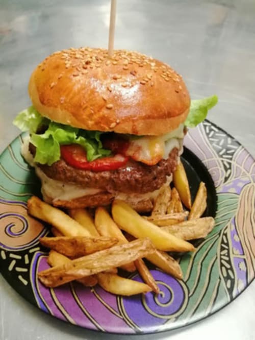 Burger avec des frites, auberge de barnas, restaurant.
