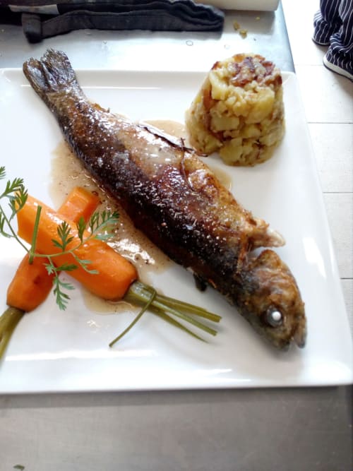 Plat poisson avec carottes et pommes de terre, auberge de Barnas.