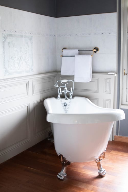 Salle de bains chambre Maupassant baignoire sur pied et grande douche. Château de Bertheauville - Paluel