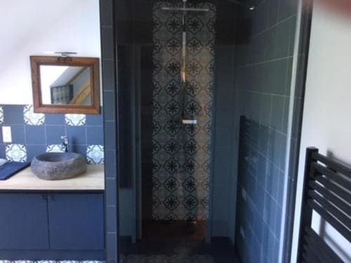 Salle de bains moderne aux Portes De Bourgogne, Serbonnes avec carrelage bleu, lavabo en pierre et douche