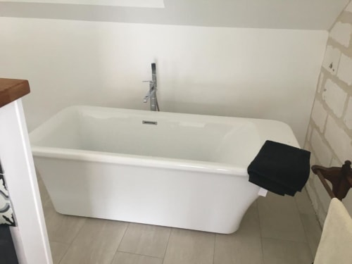 Baignoire îlot blanche moderne dans une salle de bain lumineuse aux Portes De Bourgogne, Serbonnes