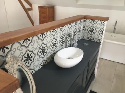 Lavabo moderne aux Portes De Bourgogne B&B à Serbonnes avec dosseret en carrelage décoratif et plan de travail en bois