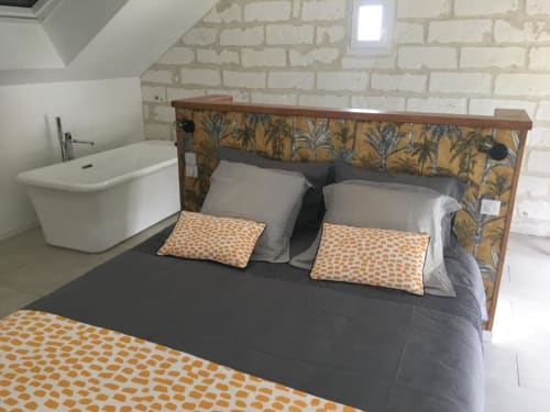 Chambre aux Portes De Bourgogne avec lit double, vue sur le jardin, salle de bain moderne, décoration orange et bleu