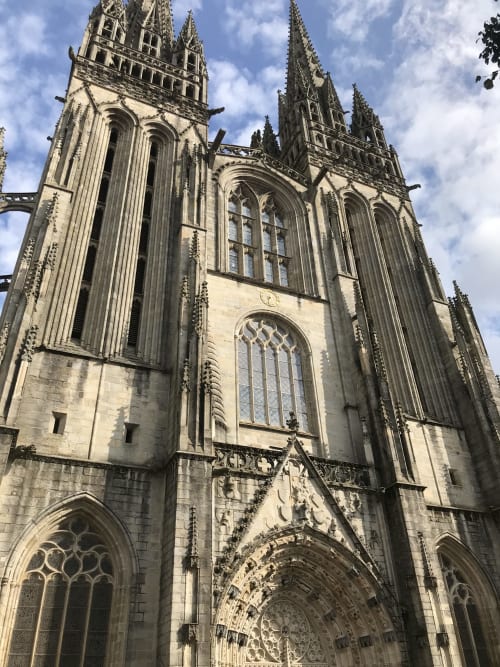 Façade d'église gothique aux deux clochers à Clohars-Fouesnant, France, près des Gîtes De L'odet
