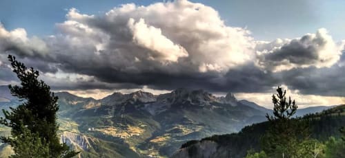 Les Alpes et vallées près de Le Lauzet-Ubaye avec nuages dramatiques et forêts verdoyantes
