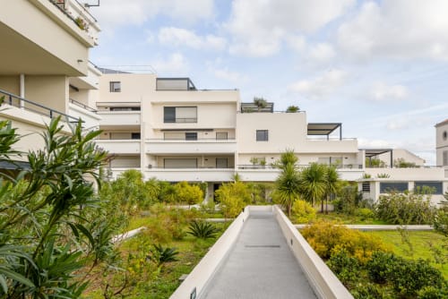 Appartements provençaux modernes avec jardin luxuriant, allées et terrasses à My Luxury Home à La Cadière d'Azur