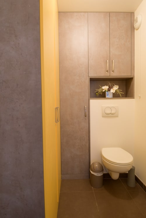 Salle de bain moderne de l'appartement Ô de Mer B à My Luxury Home In Provence avec toilettes, placards et pilier jaune