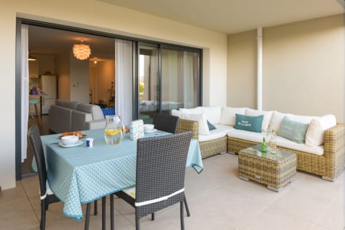 Terrasse de luxe en Provence avec mobilier en rotin, table à manger et vue sur le jardin chez My Luxury Home
