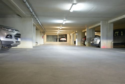 Parking souterrain avec plusieurs véhicules et colonnes en béton à My Luxury Home In Provence à La Cadière