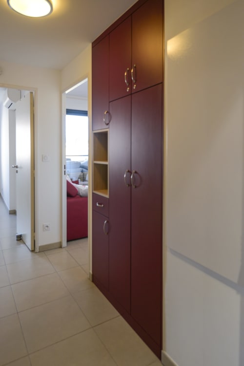 Couloir contemporain avec dressings intégrés bordeaux dans l'appartement Ô de Mer C, My Luxury Home en Provence, La Cadière d'Azur