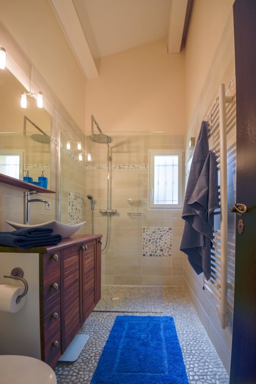 Salle de bain moderne avec double vasque, douche à l'italienne spacieuse et sèche-serviettes chauffant au Mas Caipi en Provence