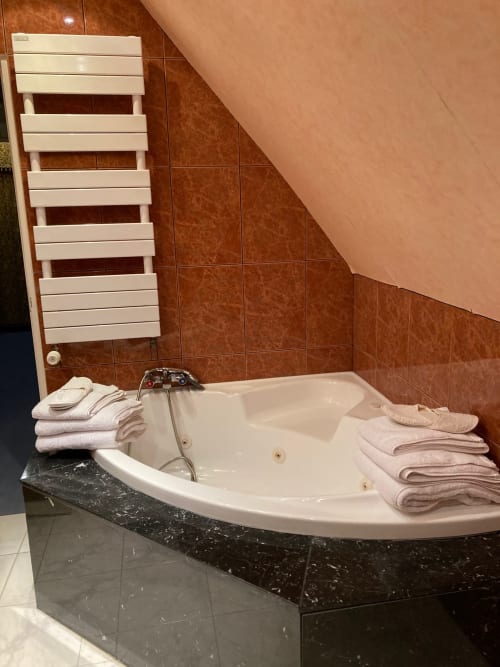 Luxueux bain à remous avec serviettes moelleuses dans la chambre Aliénor d'Aquitaine au Château de Ré, Le Petit Pressigny