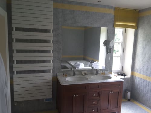 Salle de bains luxueuse avec double vasque et plan de travail en marbre au Château de Ré, Le Petit Pressigny