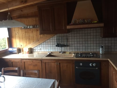 Rustic wooden kitchen in Appartamento Giustina attic apartment, Gargazzone with gas stove and white tile backsplash