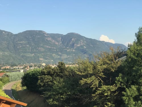 Bergtal-Ausblick vom Balkon des Appartamento Giustina in Gargazzone, Italien, mit Fluss und bewaldeten Hängen