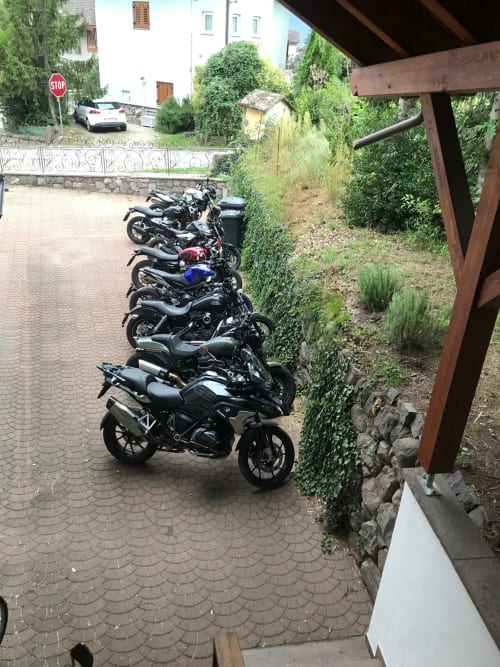 Reihe von geparkten Motorrädern beim Appartamento Giustina in Gargazzone, Italien