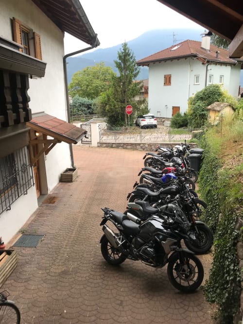 Motorräder im Hof des Appartamento Giustina, Gargazzone, mit Alpenpanorama
