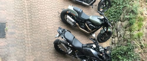 Zwei Motorräder auf der gepflasterten Einfahrt des Appartamento Giustina in Gargazzone, Italien geparkt
