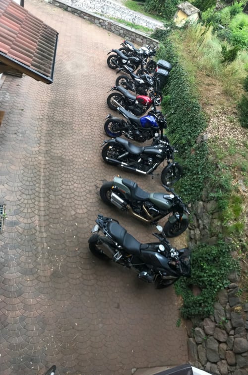 Reihe von Motorrädern auf der Terrasse des Appartamento Giustina in Gargazzone geparkt