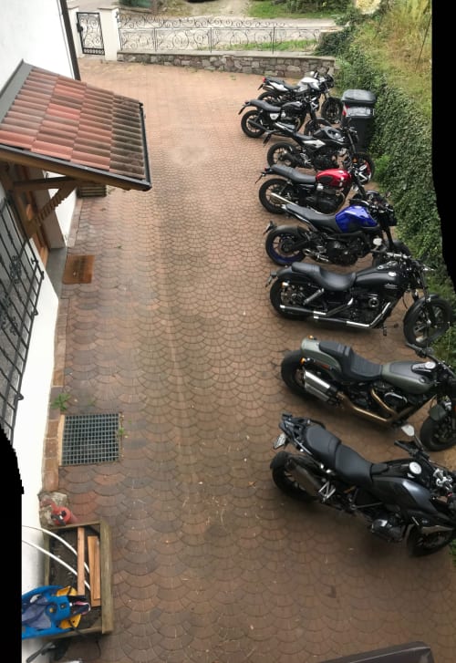 Motorräder in der Einfahrt des Appartamento Giustina, Gargazzone