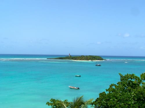 Eaux turquoise et vue sur une île tropicale depuis les Villas aux Antilles à Saint-François, Guadeloupe