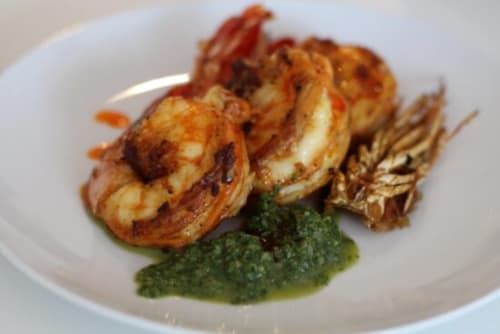 Crevettes saisies à la sauce verte et légumes croustillants aux Villas aux Antilles, Saint-François