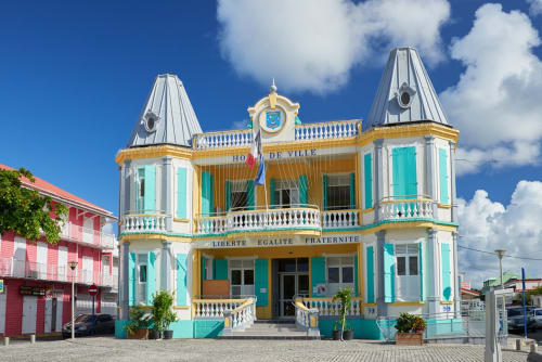 Mairie colorée aux teintes turquoise et jaune à Saint-François, Guadeloupe, avec une architecture distincte