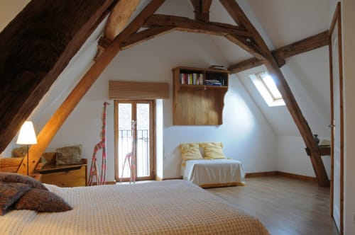 Large attic room in the Arc en ciel house, double bed, Cussay. 