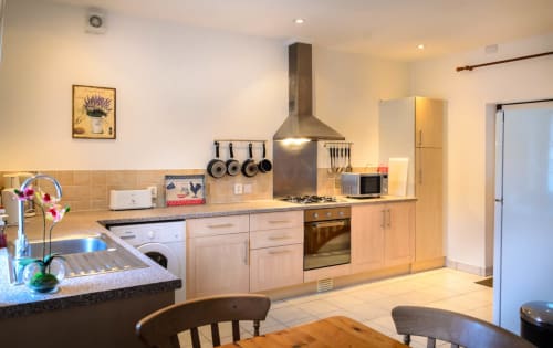 Fully equipped kitchen, Maison des arches de muschamp, Indre-et-Loire, France.