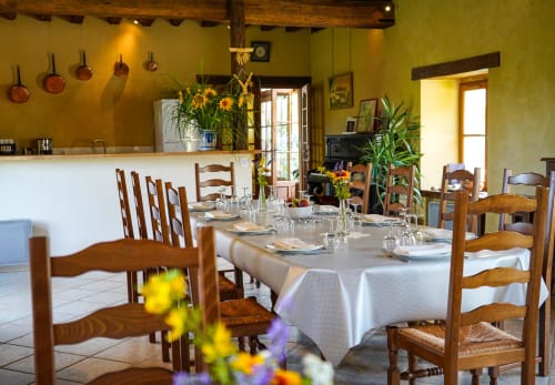 Lors de vos week-end en famille au Château de Ribourdin, réunissez-vous autour d'une belle table.