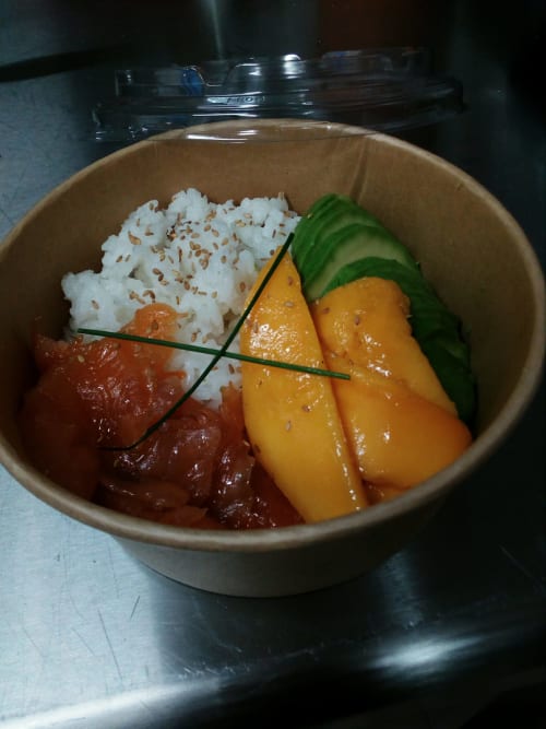 Plat de riz avec avocat et saumon, plat à emporter, auberge de Barnas, France. 